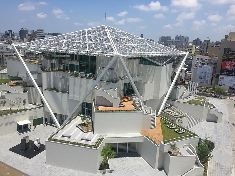 臺(tái)南藝術(shù)博物館，五邊形屋頂天篷下的堆疊體塊