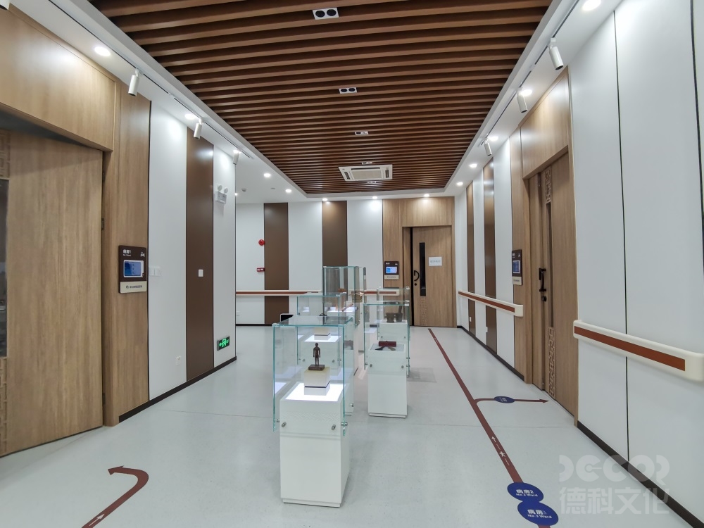 展覽館設計中如何考慮觀眾的社交互動和合作體驗，促進交流和合作
