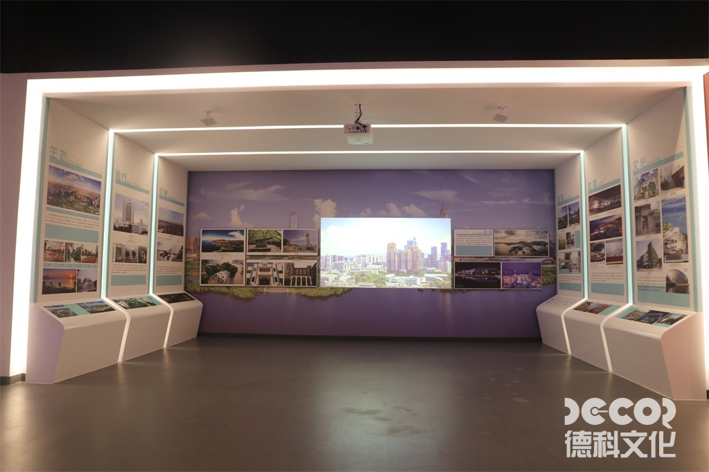 如何設(shè)計(jì)博物館的展廳和展示墻面以適應(yīng)不同尺寸和形式的攝影作品？